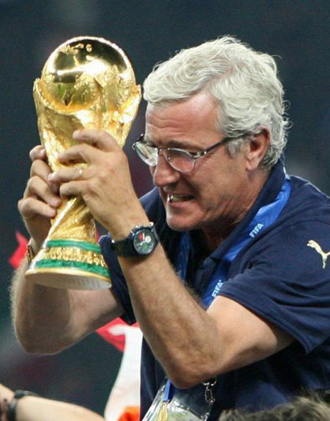 Mondiale 2006 (110).jpg - epa00768096 Italian national coach Marcello Lippi celebrates with the World Cup trophy in his hands at the end of the final of the 2006 FIFA World Cup between Italy and France at the Olympic Stadium in Berlin, Germany, Sunday 09 July 2006. EPA/KAY NIETFELD +++ Mobile Services OUT +++ Please refer to FIFA's Terms and Conditions.